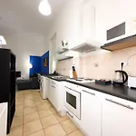 Stylish 1br With Ac In The Heart Of -skyline House Apartament *