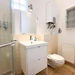 Apartament Stylish 1br With Ac In The Heart Of -skyline House Budapesta